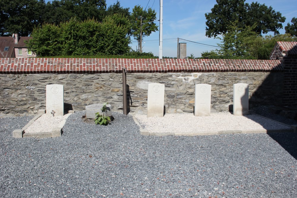Oorlogsgraven van het Gemenebest Esquelmes Kerkhof #2