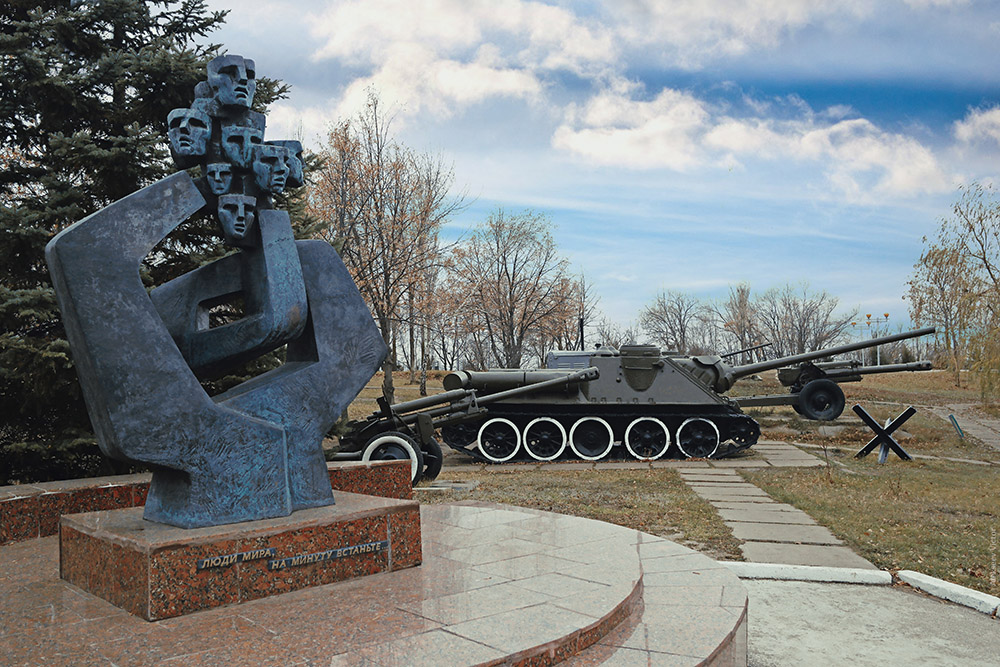 Overwinningspark Saratov - Monument Jonge Gevangenen Fascisme