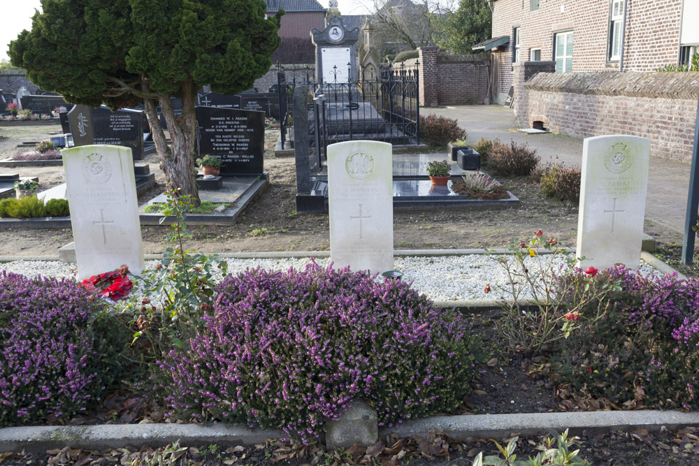 Commonwealth War Graves Roman Catholic Cemetery Ottersum #4