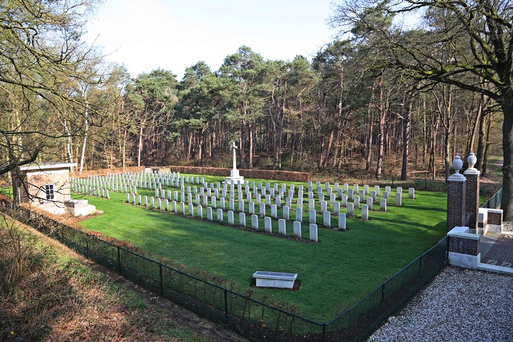 'Britse soldaten op begraafplaats Valkenswaard verdienen bloemetje'