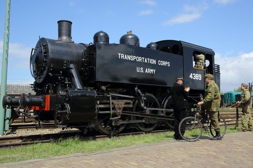 American Loc 4389 locomotive & freight cars type 'Warflat' #1