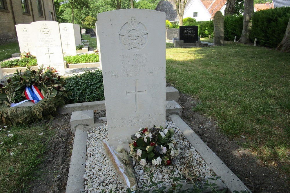 Commonwealth War Graves Protestant Churchyard Pietersbierum #2