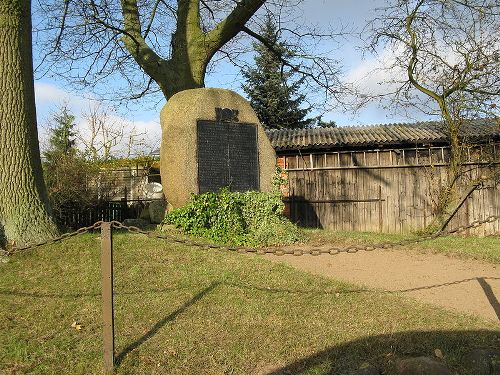 Oorlogsmonument Benz #1