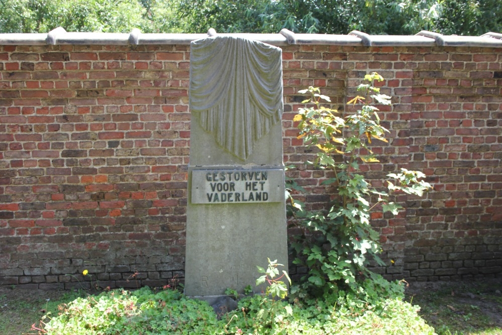 Oorlogsmonument Begraafplaats Eksaarde #1