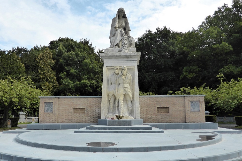 Oorlogsmonument Belgische Militaire Begraafplaats Champion