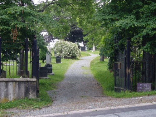 Commonwealth War Graves St. Peter's Roman Catholic Cemetery