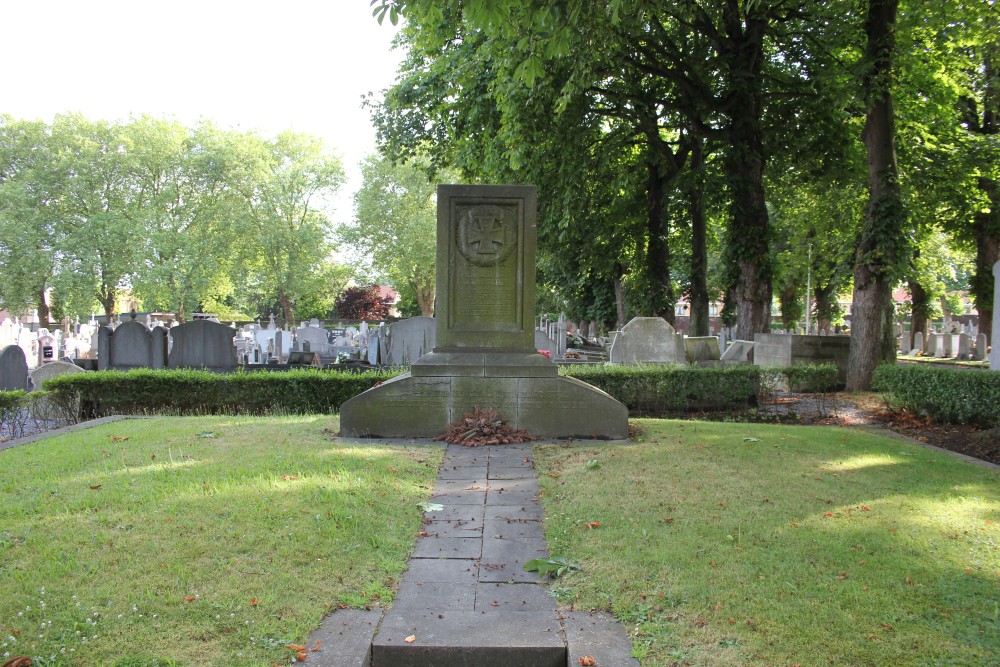 Duits Monument en Massagraf Begraafplaats Rhees Herstal #1