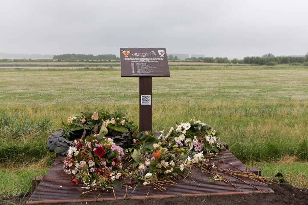 Memorial B17F 42-30076 #2