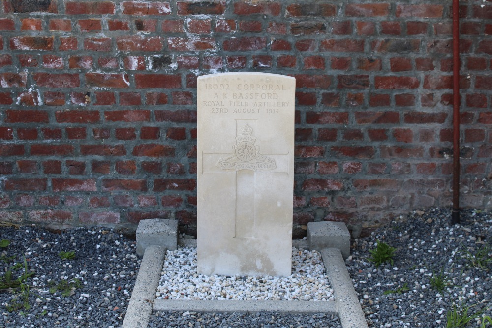 Commonwealth War Grave Estinnes-au-Mont #2