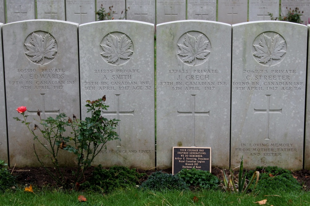 Commonwealth War Cemetery Givenchy-en-Gohelle (Canadian) #4