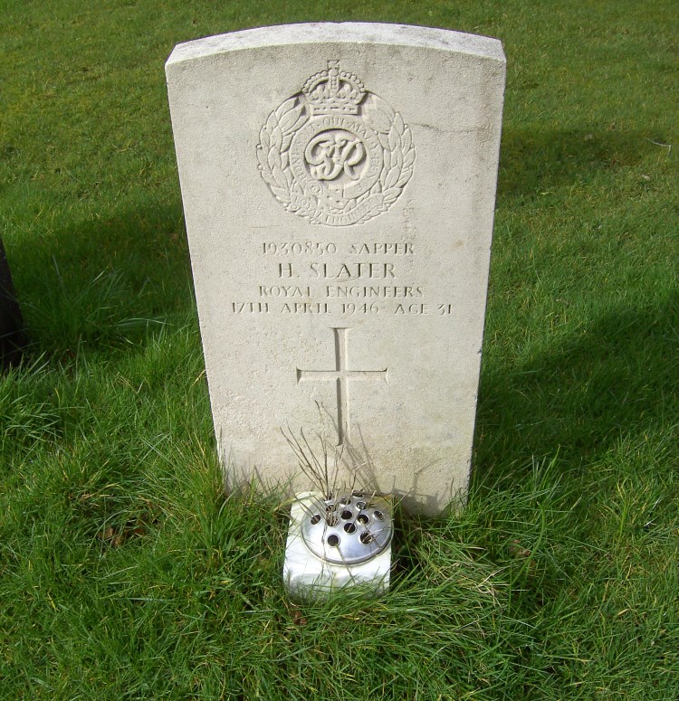 Commonwealth War Grave St. John Roman Catholic Churchyard