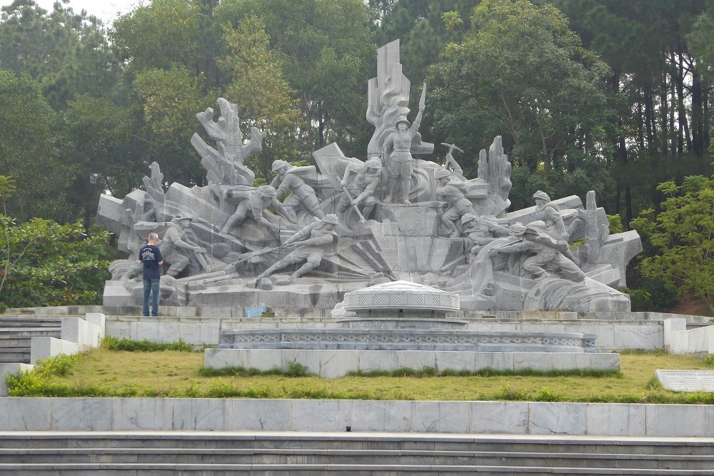 Monument 10 Jonge Meisjes Dong Loc Junction