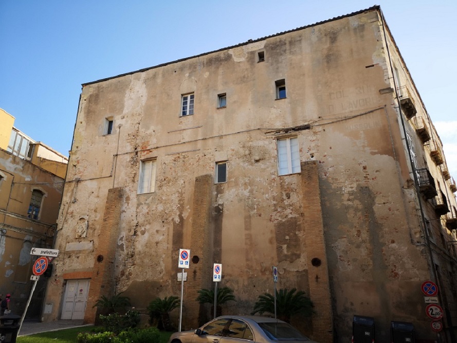 Text Mussolini on Facade Cagliari #2