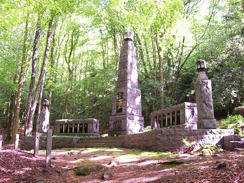 Monument Massamoord Bois du Thouraud #1