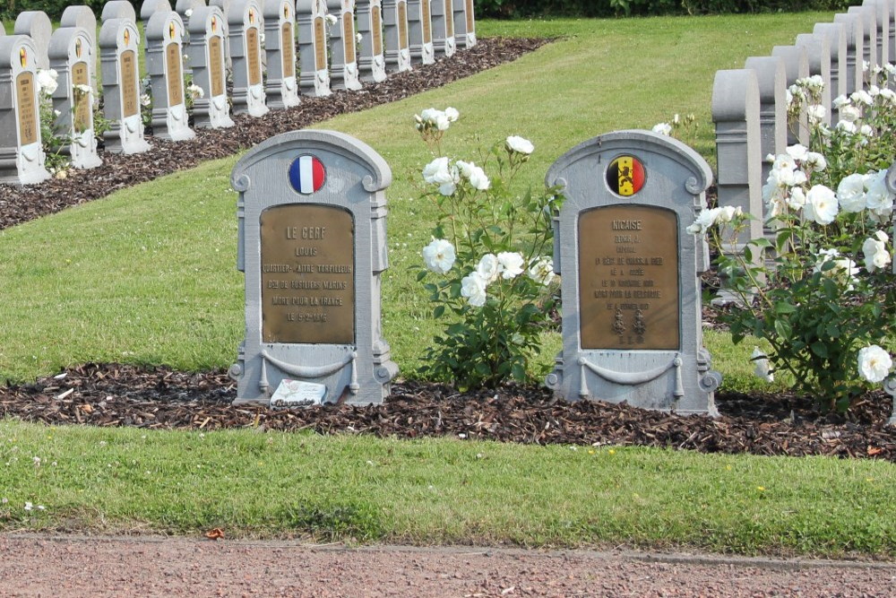 Frans oorlogsgraf Belgische Oorlogsbegraafplaats Adinkerke