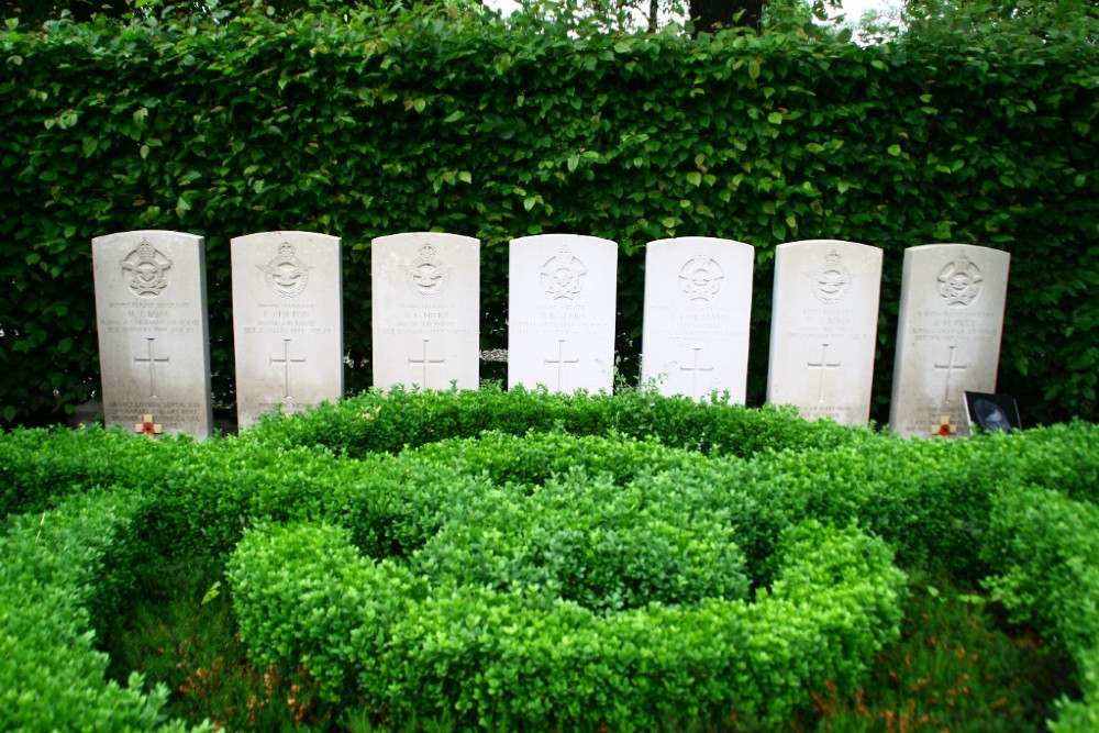 Commonwealth War Graves Communal Cemetery Zwanenburg