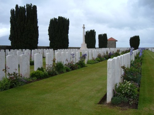 Commonwealth War Cemetery Vaulx Hill