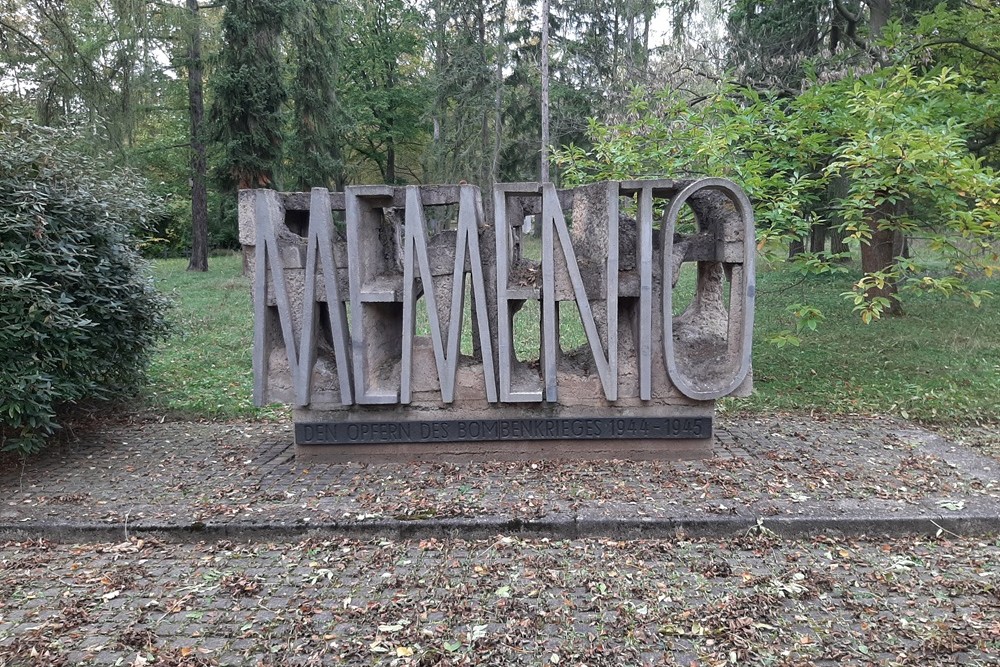 Graves of Bomb Casualties and War Repatriates Erfurt Ehrenhain 3 #3