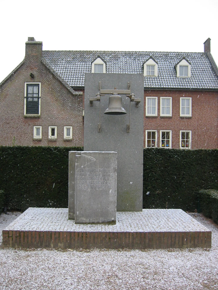 Oorlogsmonument Beek en Donk - Beek en Donk - TracesOfWar.nl Oorlogsmonument Beek En Donk - Beek En Donk - Tracesofwar.Nl