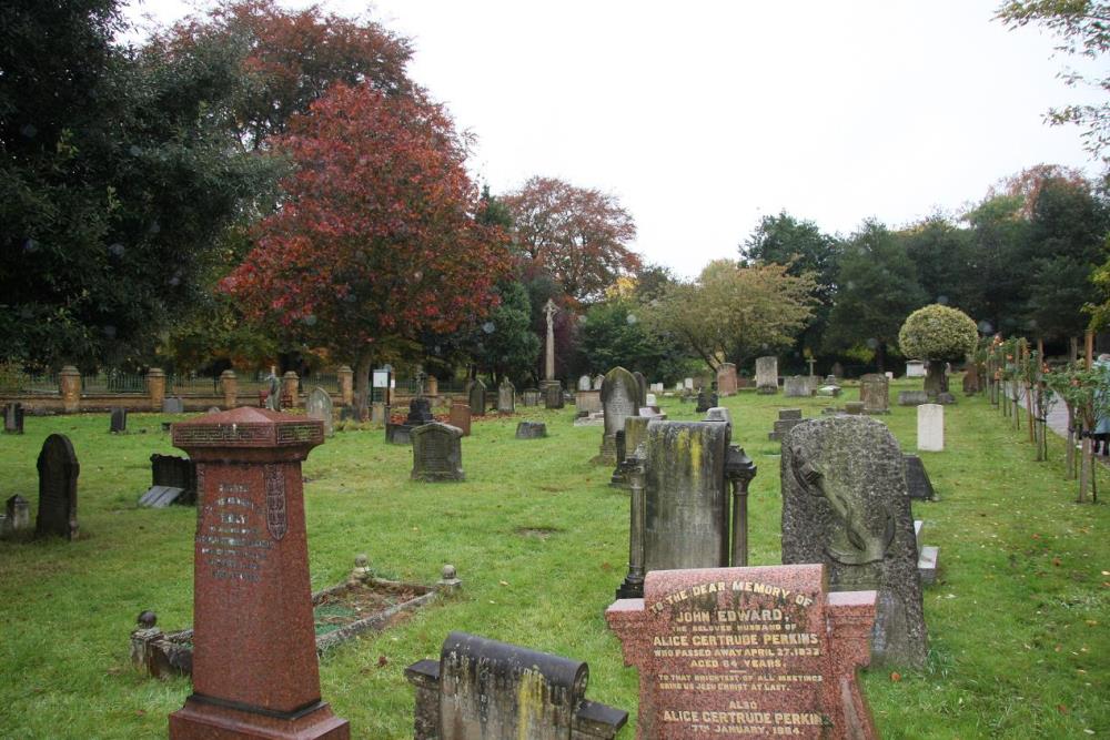 Oorlogsgraven van het Gemenebest St. Peter and St. Paul Churchyard