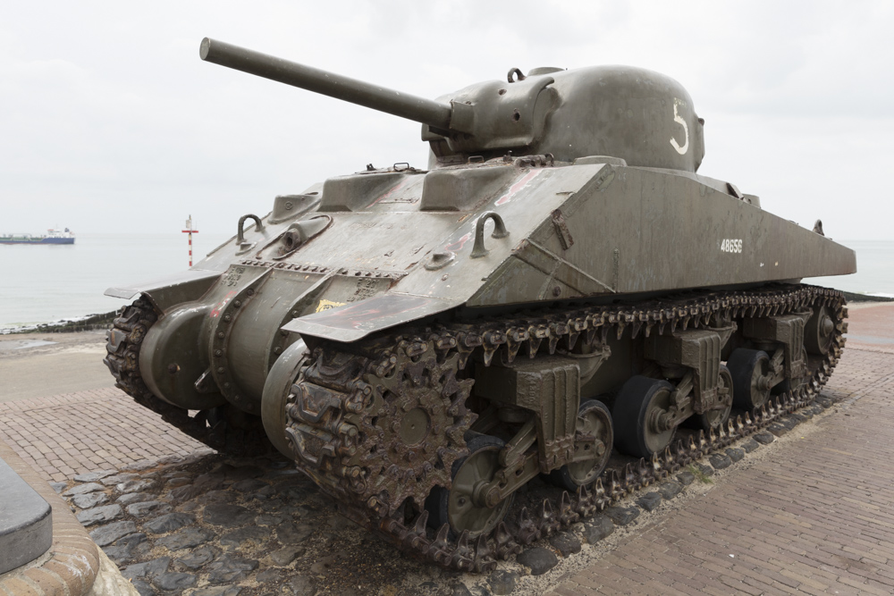 Landingsmonument M4A4 Sherman Tank Westkapelle #1