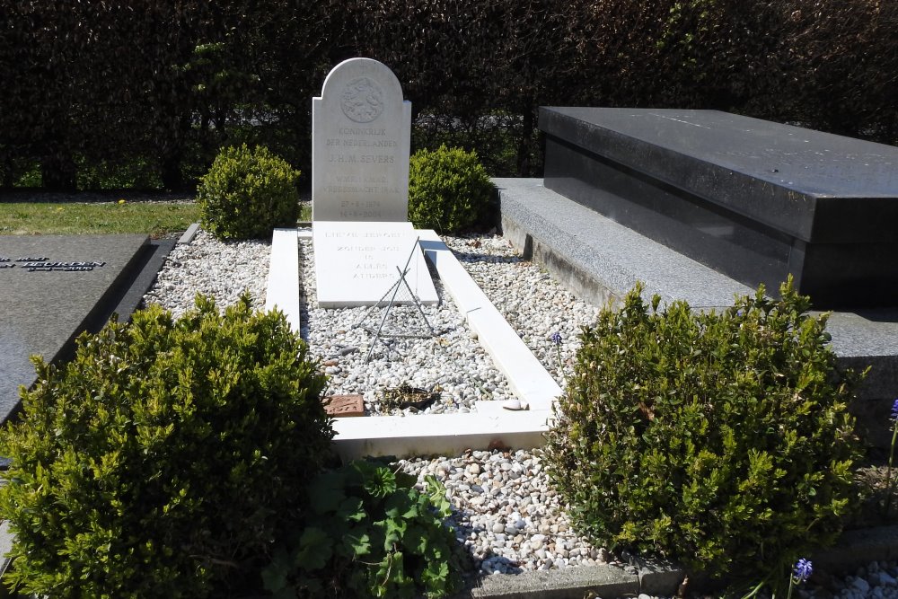 Dutch War Grave Buren Catholic Cemetery #1