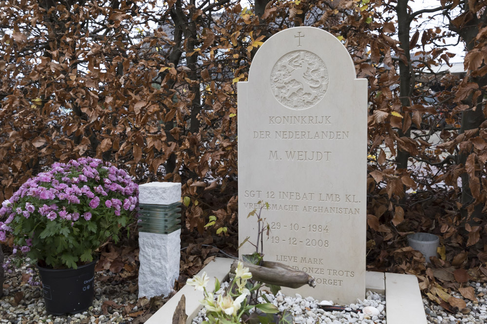 Dutch War Grave Puiflijk Roman Catholic Cemetery #1