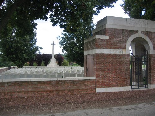 Commonwealth War Cemetery Namps-au-Val