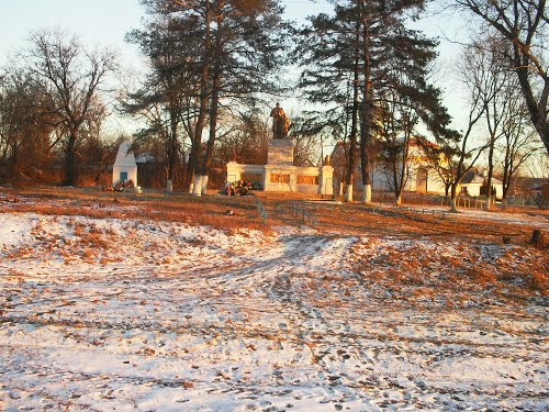 Massagraf Russische Soldaten & Oorlogsmonument