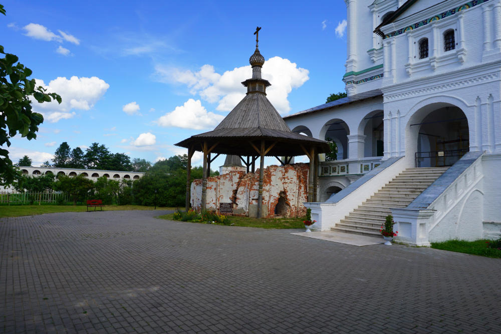 Klokketoren Ruïnes Joseph-Volokolamsk monastery