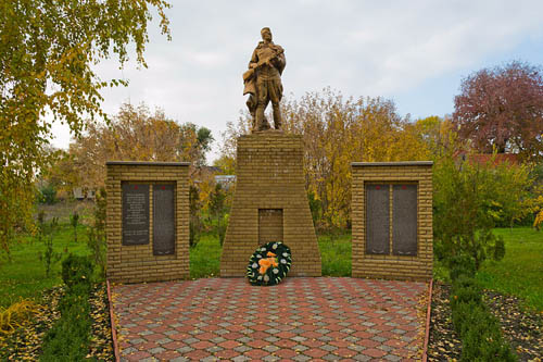 Massagraf Sovjetsoldaten & Oorlogsmonument Checheleve