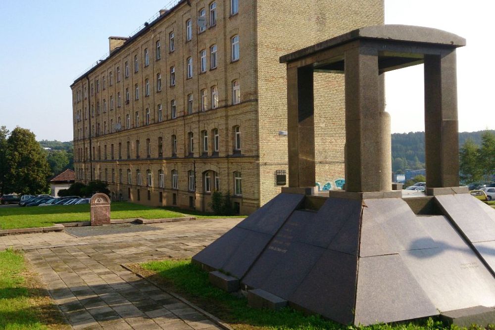 Monument / Massagraf Werkkamp HKP Vilnius #1