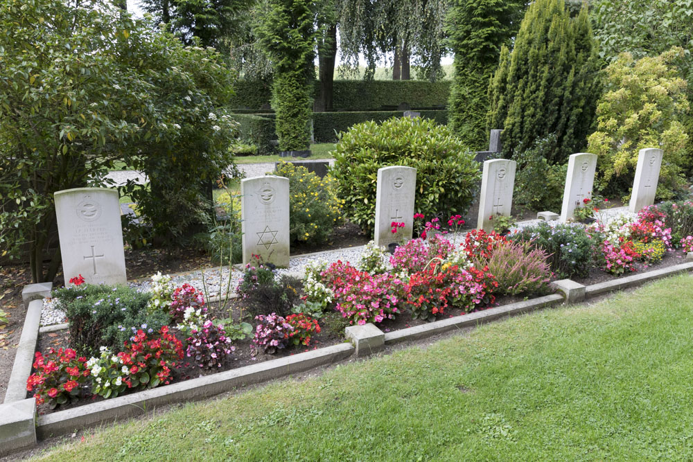 Commonwealth War Graves Municipal Cemetery North and South Oosterbeek #4