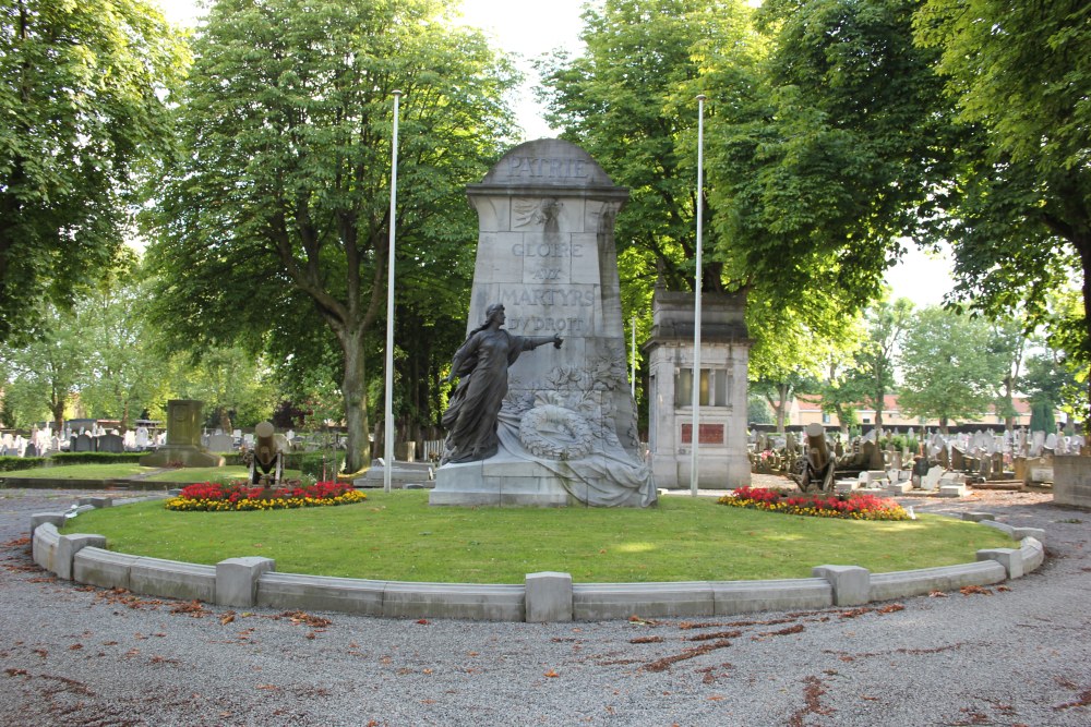 Oorlogsmonument en Belgische Oorlogsgraven Begraafplaats Rhees Herstal #1