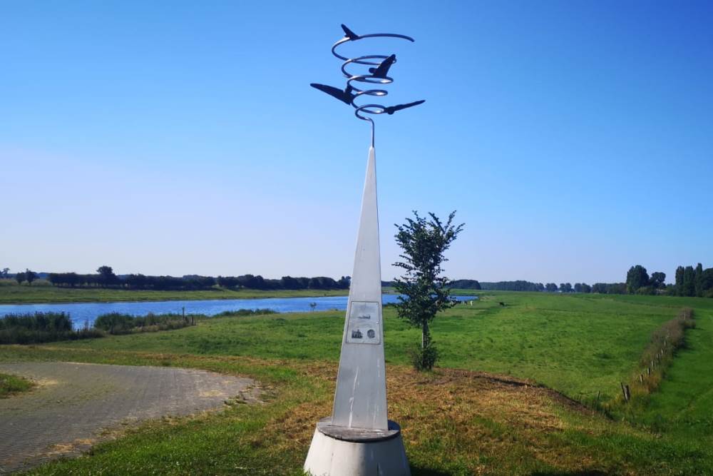 Monument Tijdelijk Vliegveld B-82 #1