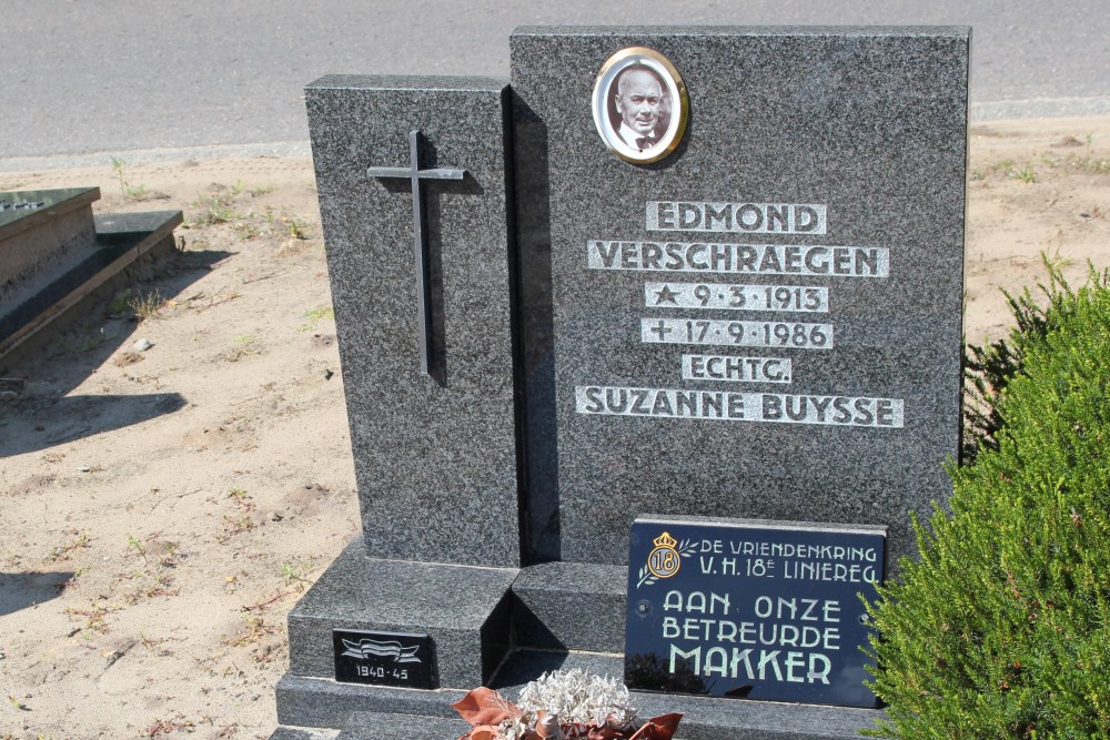 Belgian Graves Veterans Lochristi New Cemetery #4