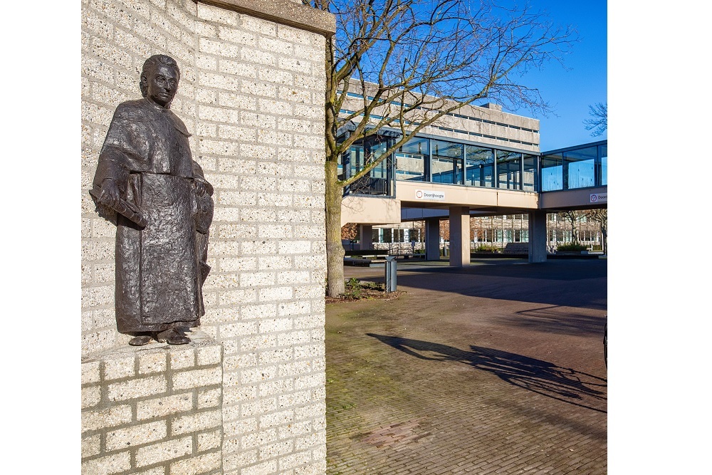 Monument Hoogleraar Titus Brandsma #2