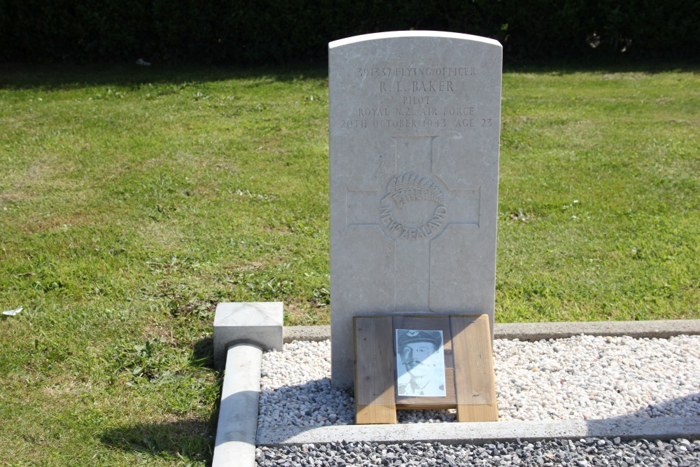 Commonwealth War Graves Eernegem #3