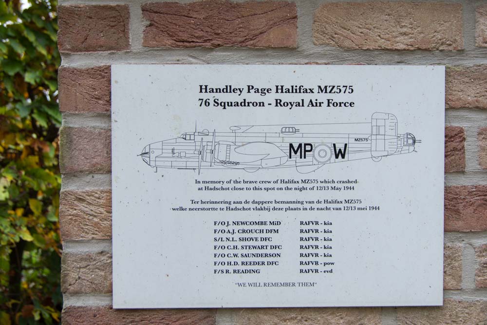 Monument Handley Page Halifax MZ575 Geel #2