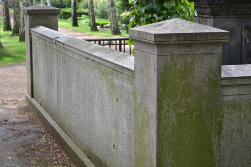 Kogelinslagen Grafmonumenten Dorotheenstdtischer Friedhof #4