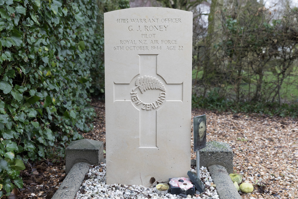 Commonwealth War Grave Schoondijke #1