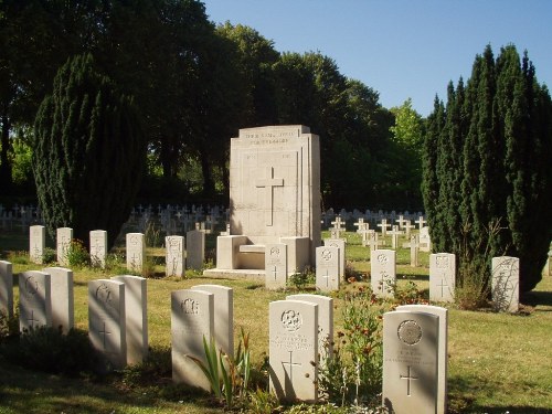 Commonwealth War Graves Bagneux #1