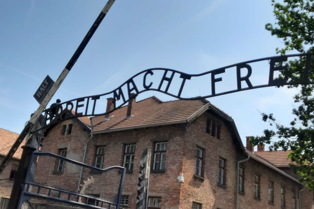 Antisemitische leuzen gespoten op barakken in Auschwitz