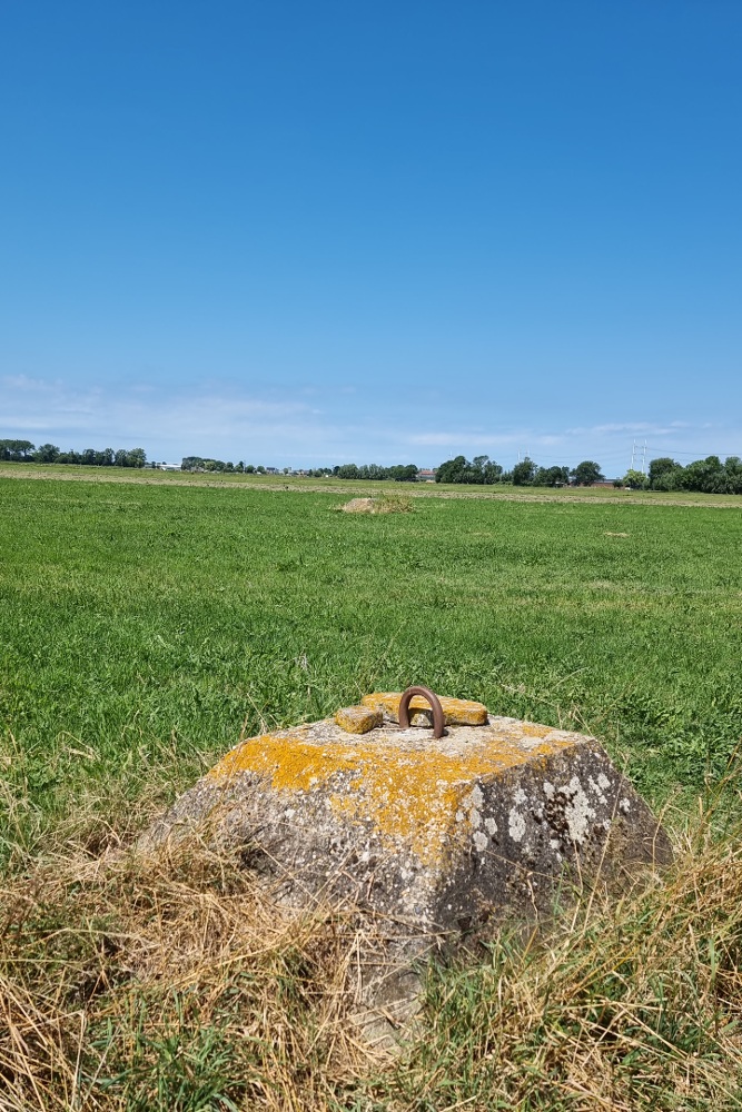 Atlantikwall - Sockel Antennenmast