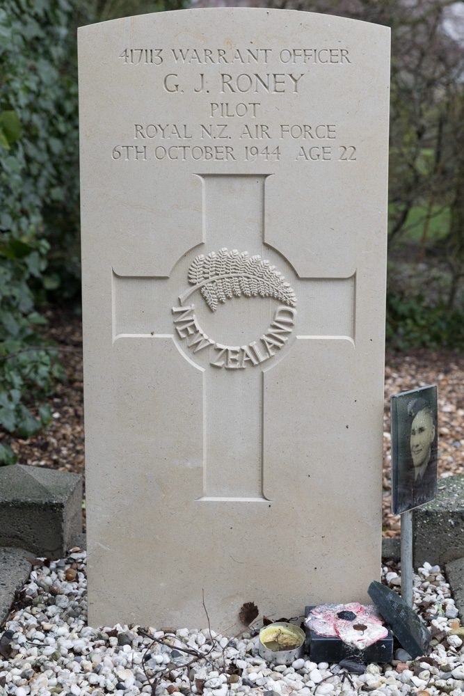 Commonwealth War Grave Schoondijke #5