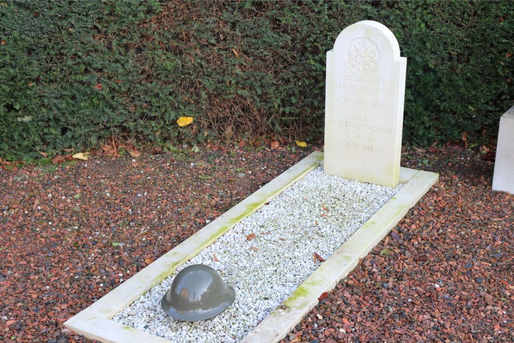 Dutch War Graves Honor Churchyard Beneden-Leeuwen #4