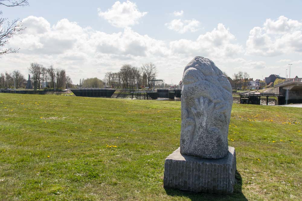 Statue Savings Hands Nieuwpoort #2