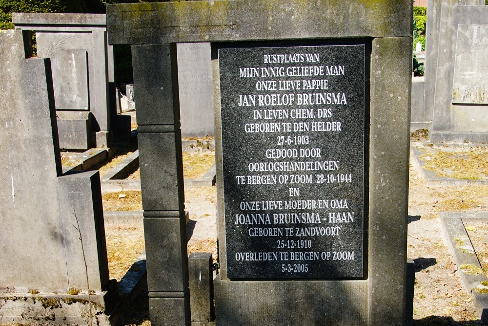 Dutch War Graves Protestant Cemetery Bergen op Zoom #1