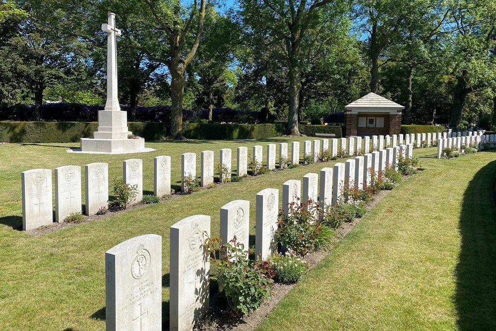 Commonwealth War Cemetery Eindhoven-Woensel #4