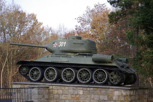 T-34/85 Tanks Sovjet Oorlogsbegraafplaats Baruth #1